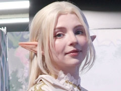 「リネージュ2 Evaパッケージ」のリリース記念イベントをレポート。エルフに扮したコスプレイヤーのソフィー・Sさんが来場者をお出迎え
