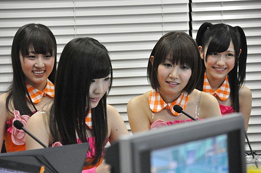 画像集#020のサムネイル/「渡り廊下走り隊7」のメンバーがユーザーとオンライン上で対戦！　PC用オンラインレースゲーム「カートライダー」のオンラインイベントをレポート