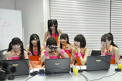 画像集#024のサムネイル/「渡り廊下走り隊7」のメンバーがユーザーとオンライン上で対戦！　PC用オンラインレースゲーム「カートライダー」のオンラインイベントをレポート
