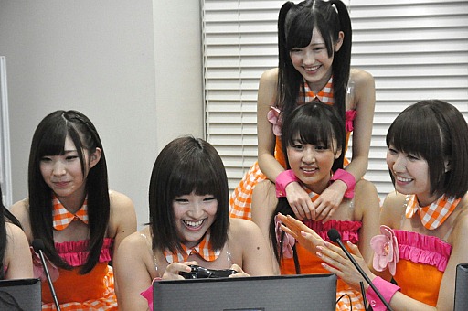 画像集#025のサムネイル/「渡り廊下走り隊7」のメンバーがユーザーとオンライン上で対戦！　PC用オンラインレースゲーム「カートライダー」のオンラインイベントをレポート