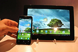 画像集#004のサムネイル/ASUS，タブレットにもなるAndroidスマートフォン「PadFone 2」を発表。2012年内に日本国内で発売される予定