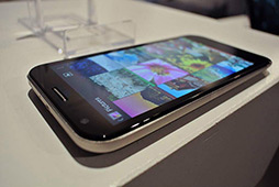 画像集#005のサムネイル/ASUS，タブレットにもなるAndroidスマートフォン「PadFone 2」を発表。2012年内に日本国内で発売される予定
