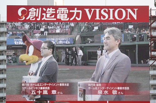 画像ギャラリー No.004のサムネイル画像 / 「Xbox 特命課」がマウンドに立つ。楽天対巨人戦にて「Xboxナイター」を実施