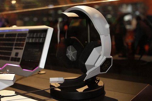 #014Υͥ/E3 2011RazerStar Wars: The Old RepublicפȤΥåʤо졣Star WarsͤΥޥ䥭ܡɤ򻣱ƤƤ