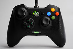 画像集#007のサムネイル/Razer，Xbox 360＆PC向けの多ボタン＆高機能ゲームパッド「Sabertooth」を発表。さっそく使ってみた 