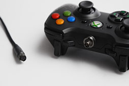 画像集#008のサムネイル/Razer，Xbox 360＆PC向けの多ボタン＆高機能ゲームパッド「Sabertooth」を発表。さっそく使ってみた 