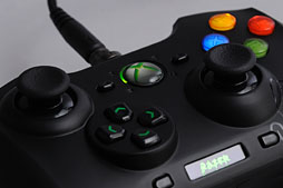 画像集#018のサムネイル/Razer，Xbox 360＆PC向けの多ボタン＆高機能ゲームパッド「Sabertooth」を発表。さっそく使ってみた 