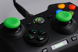 画像集#019のサムネイル/Razer，Xbox 360＆PC向けの多ボタン＆高機能ゲームパッド「Sabertooth」を発表。さっそく使ってみた 
