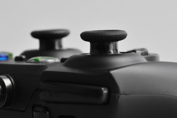 画像集#020のサムネイル/Razer，Xbox 360＆PC向けの多ボタン＆高機能ゲームパッド「Sabertooth」を発表。さっそく使ってみた 