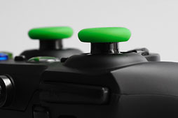 画像集#021のサムネイル/Razer，Xbox 360＆PC向けの多ボタン＆高機能ゲームパッド「Sabertooth」を発表。さっそく使ってみた 