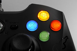 画像集#022のサムネイル/Razer，Xbox 360＆PC向けの多ボタン＆高機能ゲームパッド「Sabertooth」を発表。さっそく使ってみた 