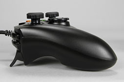 画像集#026のサムネイル/Razer，Xbox 360＆PC向けの多ボタン＆高機能ゲームパッド「Sabertooth」を発表。さっそく使ってみた 