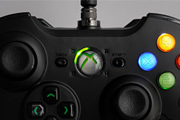 画像集#027のサムネイル/Razer，Xbox 360＆PC向けの多ボタン＆高機能ゲームパッド「Sabertooth」を発表。さっそく使ってみた 