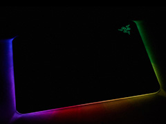 約1677万色で光るゲーマー向けマウスパッド「Razer Firefly」を使ってみた。室内でほのかに光り,暗所ではやたらと目立つ