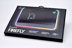 画像集 No.002のサムネイル画像 / 約1677万色で光るゲーマー向けマウスパッド「Razer Firefly」を使ってみた。室内でほのかに光り,暗所ではやたらと目立つ