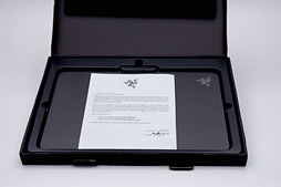 画像集 No.003のサムネイル画像 / 約1677万色で光るゲーマー向けマウスパッド「Razer Firefly」を使ってみた。室内でほのかに光り,暗所ではやたらと目立つ