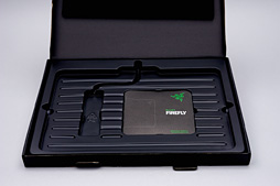 画像集 No.004のサムネイル画像 / 約1677万色で光るゲーマー向けマウスパッド「Razer Firefly」を使ってみた。室内でほのかに光り,暗所ではやたらと目立つ