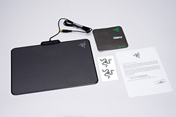 画像集 No.005のサムネイル画像 / 約1677万色で光るゲーマー向けマウスパッド「Razer Firefly」を使ってみた。室内でほのかに光り,暗所ではやたらと目立つ
