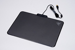 画像集 No.006のサムネイル画像 / 約1677万色で光るゲーマー向けマウスパッド「Razer Firefly」を使ってみた。室内でほのかに光り,暗所ではやたらと目立つ