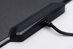画像集 No.007のサムネイル画像 / 約1677万色で光るゲーマー向けマウスパッド「Razer Firefly」を使ってみた。室内でほのかに光り,暗所ではやたらと目立つ