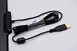 画像集 No.008のサムネイル画像 / 約1677万色で光るゲーマー向けマウスパッド「Razer Firefly」を使ってみた。室内でほのかに光り,暗所ではやたらと目立つ