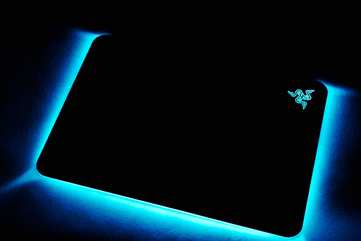 画像集 No.012のサムネイル画像 / 約1677万色で光るゲーマー向けマウスパッド「Razer Firefly」を使ってみた。室内でほのかに光り,暗所ではやたらと目立つ