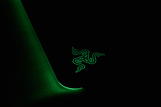 画像集 No.013のサムネイル画像 / 約1677万色で光るゲーマー向けマウスパッド「Razer Firefly」を使ってみた。室内でほのかに光り,暗所ではやたらと目立つ