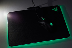 画像集 No.023のサムネイル画像 / 約1677万色で光るゲーマー向けマウスパッド「Razer Firefly」を使ってみた。室内でほのかに光り,暗所ではやたらと目立つ