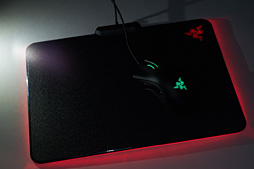 画像集 No.024のサムネイル画像 / 約1677万色で光るゲーマー向けマウスパッド「Razer Firefly」を使ってみた。室内でほのかに光り,暗所ではやたらと目立つ