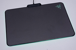 画像集 No.026のサムネイル画像 / 約1677万色で光るゲーマー向けマウスパッド「Razer Firefly」を使ってみた。室内でほのかに光り,暗所ではやたらと目立つ