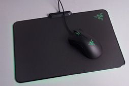 画像集 No.028のサムネイル画像 / 約1677万色で光るゲーマー向けマウスパッド「Razer Firefly」を使ってみた。室内でほのかに光り,暗所ではやたらと目立つ