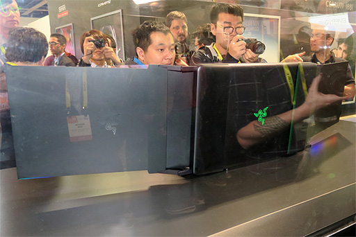 画像集 No.003のサムネイル画像 / ［CES 2017］3画面標準搭載のゲーマー向けノートPC計画「Valerie」をRazerが披露。ゲームの映像を画面外に投影する特殊なプロジェクタも
