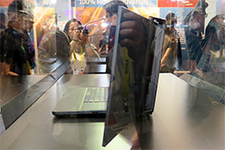 画像集 No.004のサムネイル画像 / ［CES 2017］3画面標準搭載のゲーマー向けノートPC計画「Valerie」をRazerが披露。ゲームの映像を画面外に投影する特殊なプロジェクタも