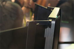 画像集 No.005のサムネイル画像 / ［CES 2017］3画面標準搭載のゲーマー向けノートPC計画「Valerie」をRazerが披露。ゲームの映像を画面外に投影する特殊なプロジェクタも