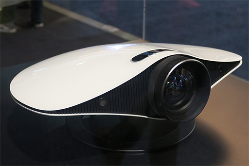 画像集 No.009のサムネイル画像 / ［CES 2017］3画面標準搭載のゲーマー向けノートPC計画「Valerie」をRazerが披露。ゲームの映像を画面外に投影する特殊なプロジェクタも