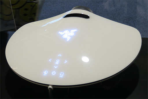 画像集 No.010のサムネイル画像 / ［CES 2017］3画面標準搭載のゲーマー向けノートPC計画「Valerie」をRazerが披露。ゲームの映像を画面外に投影する特殊なプロジェクタも