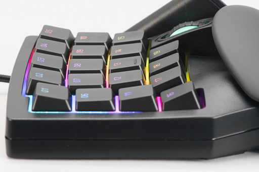 画像集 No.011のサムネイル画像 / 注目のホイール付き左手用キーパッド「Razer Tartarus V2」本日発売。ひとまず光らせてみた