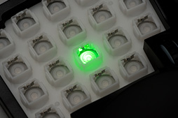 画像集 No.014のサムネイル画像 / 注目のホイール付き左手用キーパッド「Razer Tartarus V2」本日発売。ひとまず光らせてみた