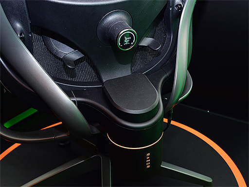 画像集 No.002のサムネイル画像 / 背もたれから風が出てくるゲーマー向けチェアやRTX 50搭載薄型ノートPCなどをRazerが展示