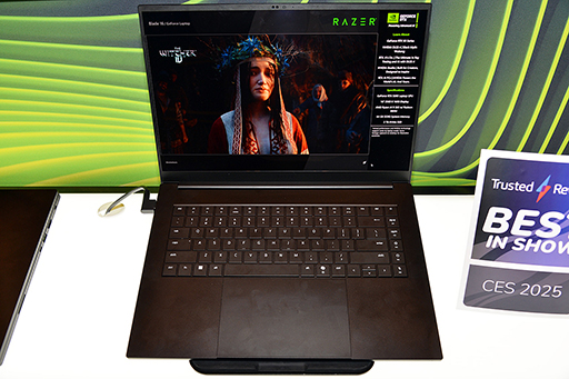 画像集 No.006のサムネイル画像 / 背もたれから風が出てくるゲーマー向けチェアやRTX 50搭載薄型ノートPCなどをRazerが展示
