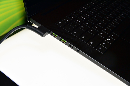 画像集 No.007のサムネイル画像 / 背もたれから風が出てくるゲーマー向けチェアやRTX 50搭載薄型ノートPCなどをRazerが展示