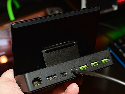 画像集 No.010のサムネイル画像 / 背もたれから風が出てくるゲーマー向けチェアやRTX 50搭載薄型ノートPCなどをRazerが展示