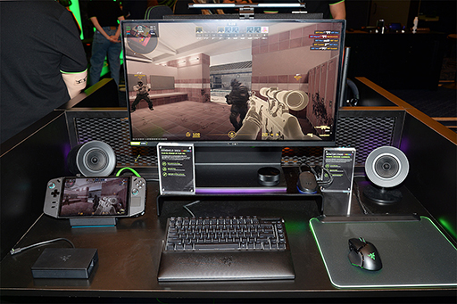 画像集 No.011のサムネイル画像 / 背もたれから風が出てくるゲーマー向けチェアやRTX 50搭載薄型ノートPCなどをRazerが展示