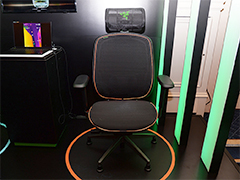 背もたれから風が出てくるゲーマー向けチェアやRTX 50搭載薄型ノートPCなどをRazerが展示