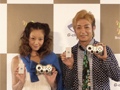 クラウドゲーム機「G-cluster」発売記念イベントの模様をレポート。PR大使に就任したつるの剛士さんと西山茉希さんも興味津々