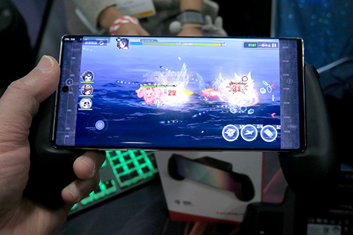 画像集#016のサムネイル/HyperX,Qi充電機能付きのヘッドセットやスマートフォン用グリップをCES 2020で発表。実機を写真でチェックしてみよう