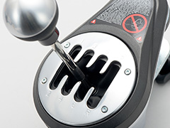 HW短評:Thrustmaster「TH8A Add-On Shifter」(2)単体シフトユニットの追加で,ステアリングコントローラの使い勝手はどう変わる?