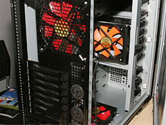 画像集#007のサムネイル/Thermaltake,冷却能力の高さを謳うケースや“冷蔵庫式”CPU冷却装置を公開