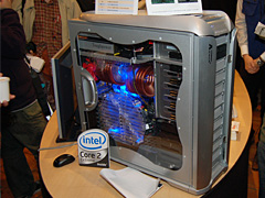 画像集#005のサムネイル/Skulltrailの実機にX48マザー,“初音ミクの中の人”が登場した,「Intel in Akiba」
