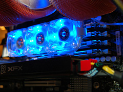 画像集#007のサムネイル/Skulltrailの実機にX48マザー,“初音ミクの中の人”が登場した,「Intel in Akiba」